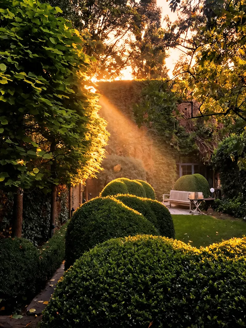 Loungebereich im Innenhof bei Sonnenuntergang